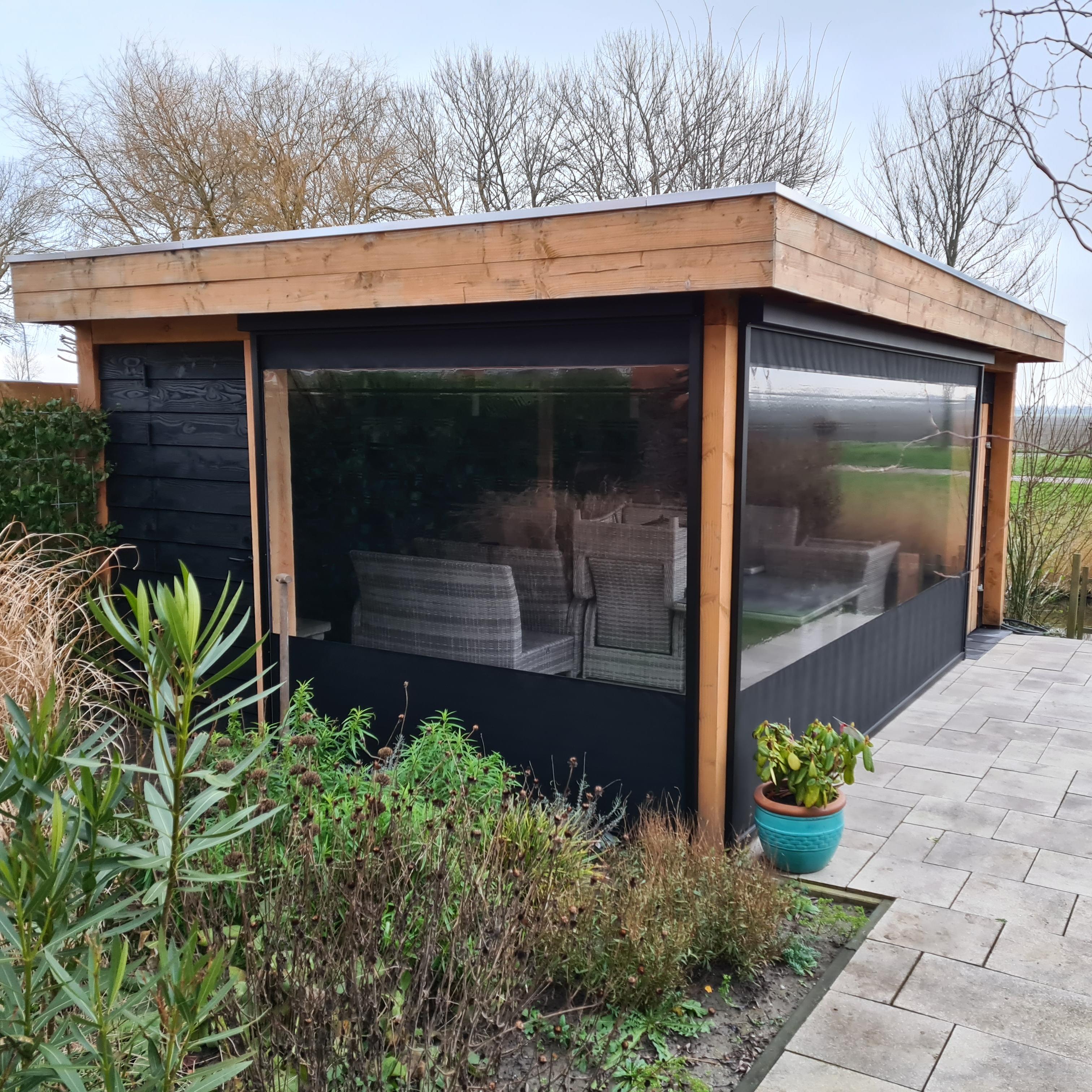 Verandazeil DeLuxe uitgevoerd in het Zwart (Serge Ferrari)