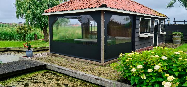 Verandazeil aan het water. Kleur zwart